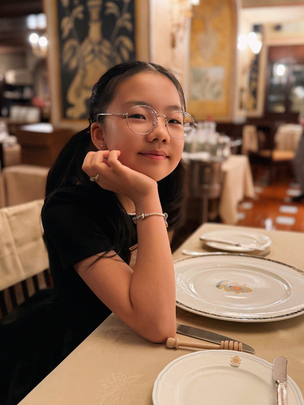 譚俊彥女兒樣子甜美，對著鏡頭單手托腮。