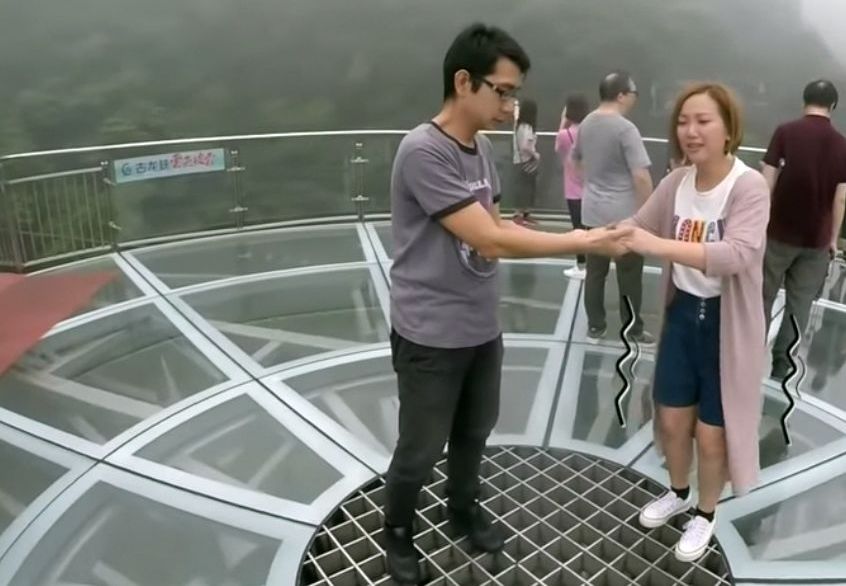 李尚正站在玻璃橋上,坦言腳底涼浸浸感到相當緊張。