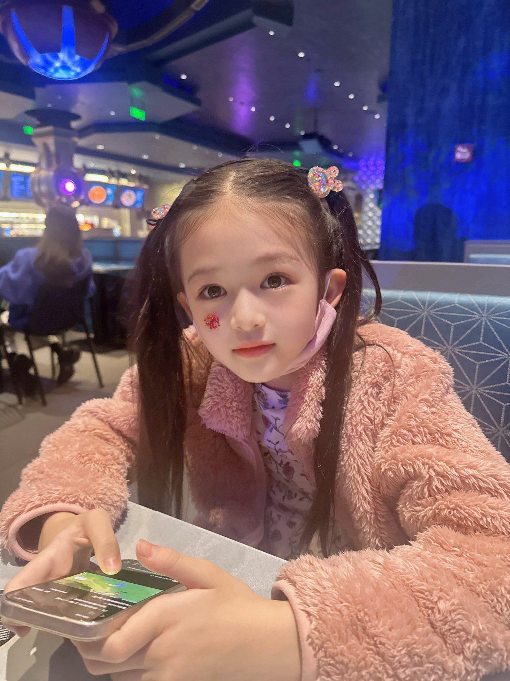 8歲的大女小飯兜五官標緻,擁有一雙如洋娃娃般的大眼睛,充滿仙氣。
