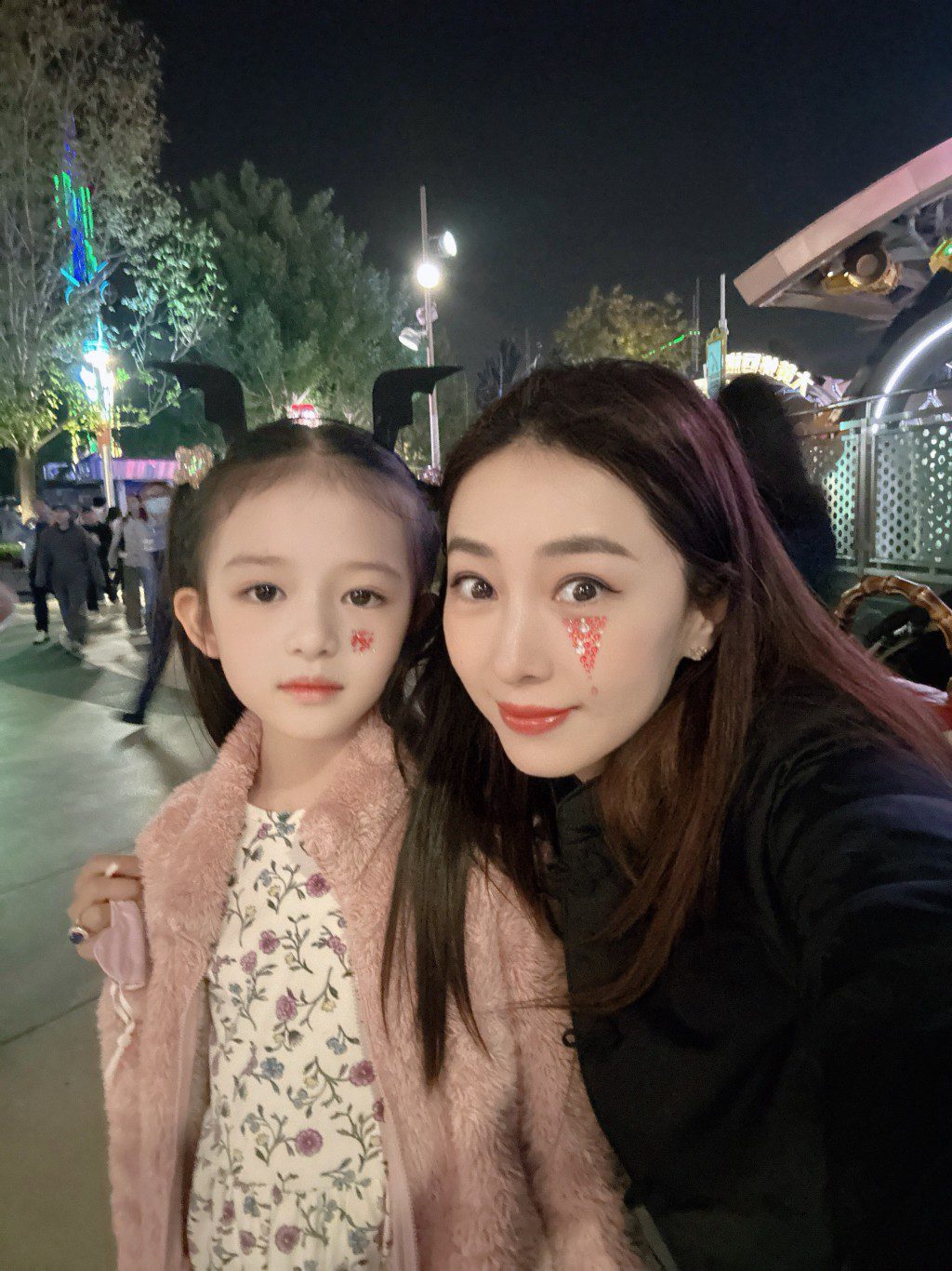 賈曉晨與大女小飯兜的合照,可見兩母女樣貌極為相似。