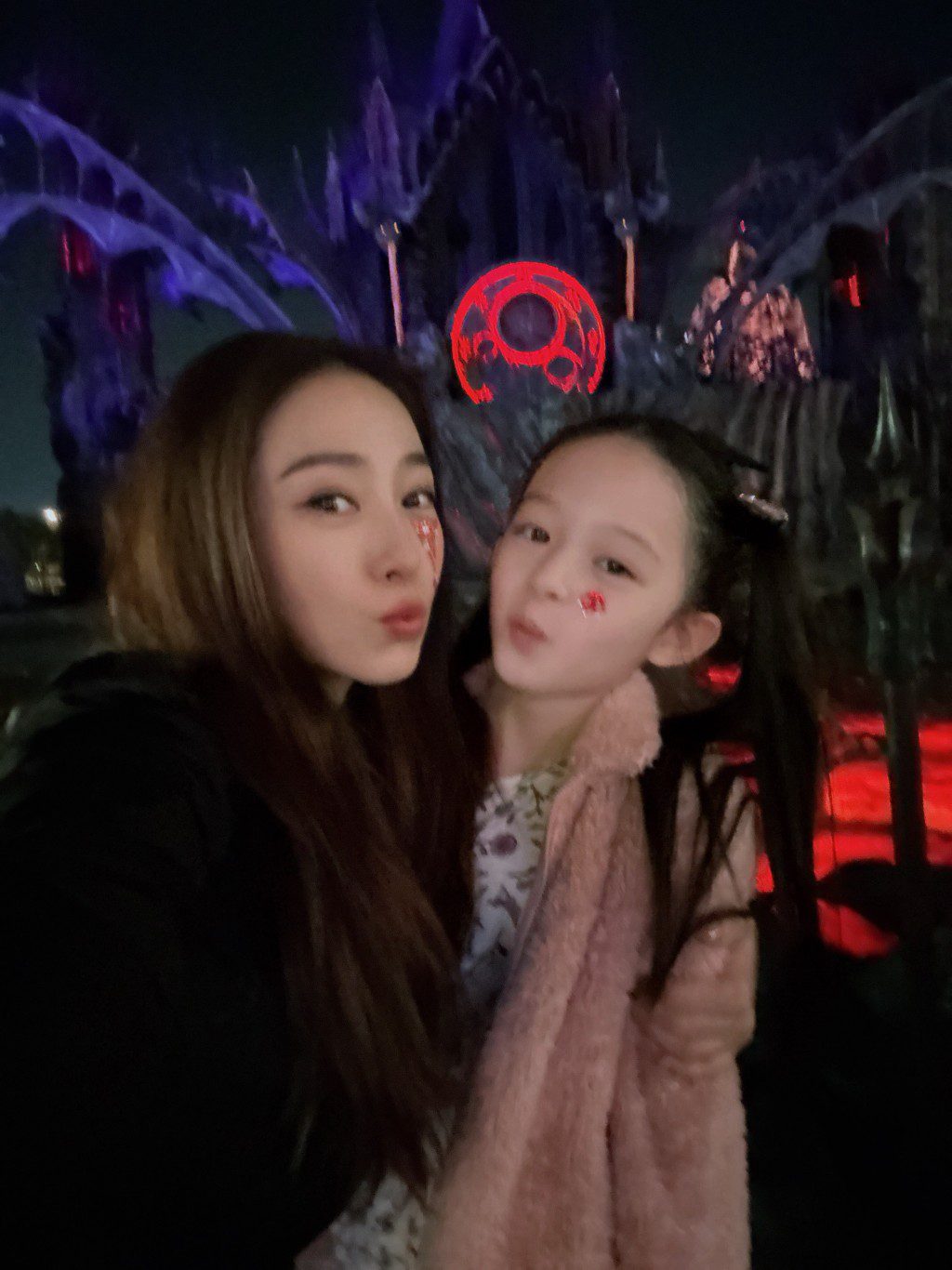 賈曉晨與大女小飯兜一同嘟嘴自拍,女兒仙氣十足且無懼鬼屋挑戰。