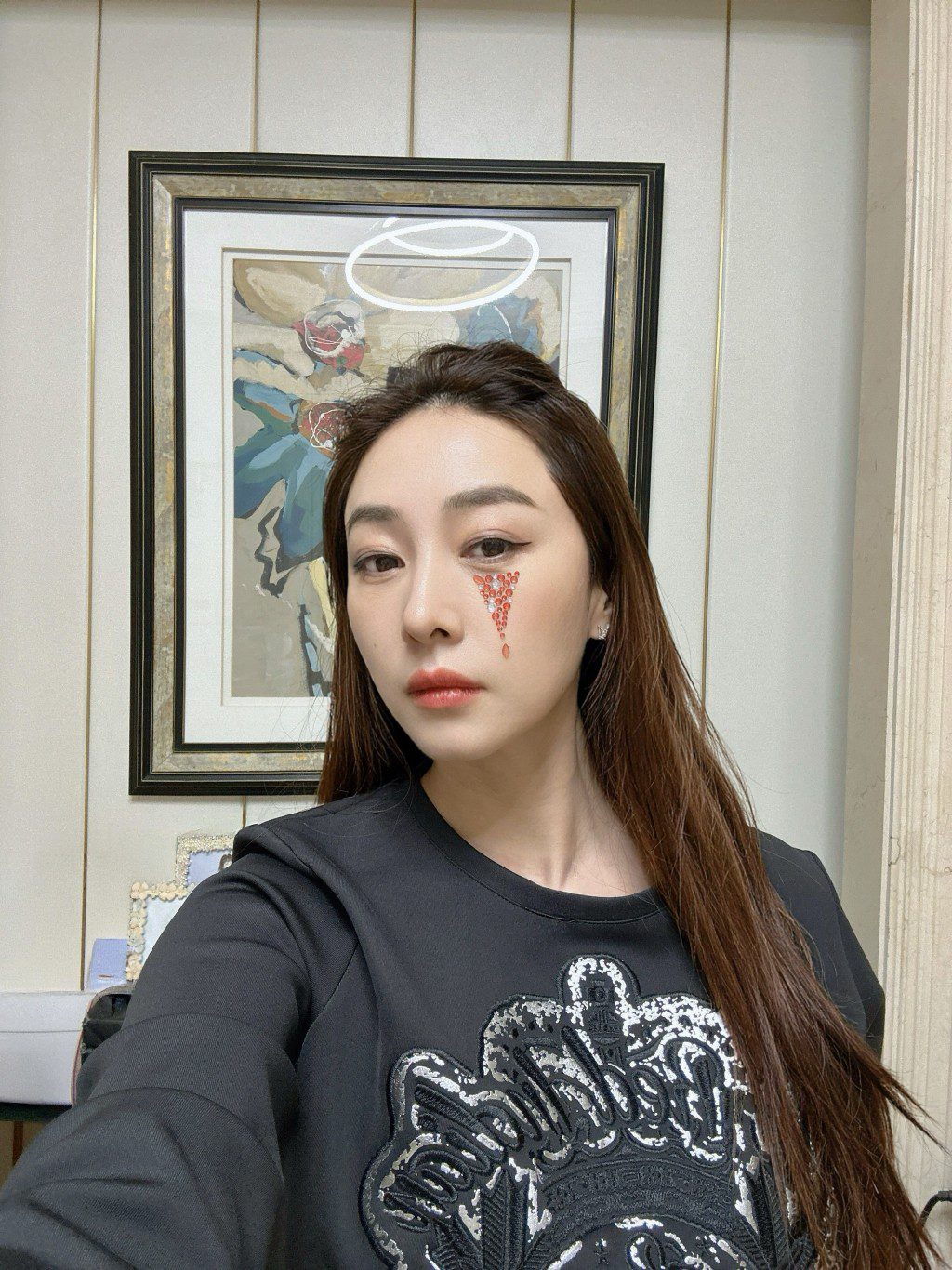 賈曉晨眼角貼上閃鑽裝飾,保養得宜,狀態宛如少女。