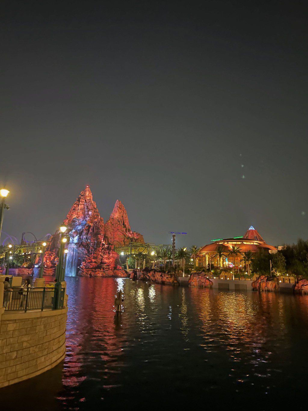 北京環球影城夜景璀璨,賈曉晨與家人共度萬聖節時光。
