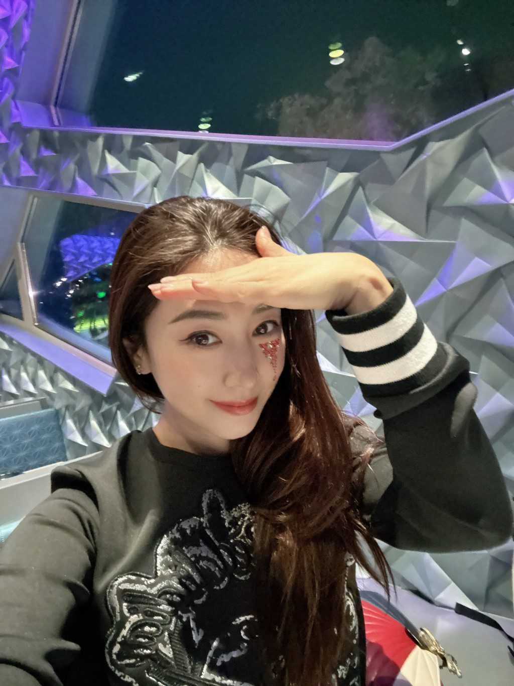賈曉晨露出無奈表情自拍,指老公出門竟忘記帶證件。