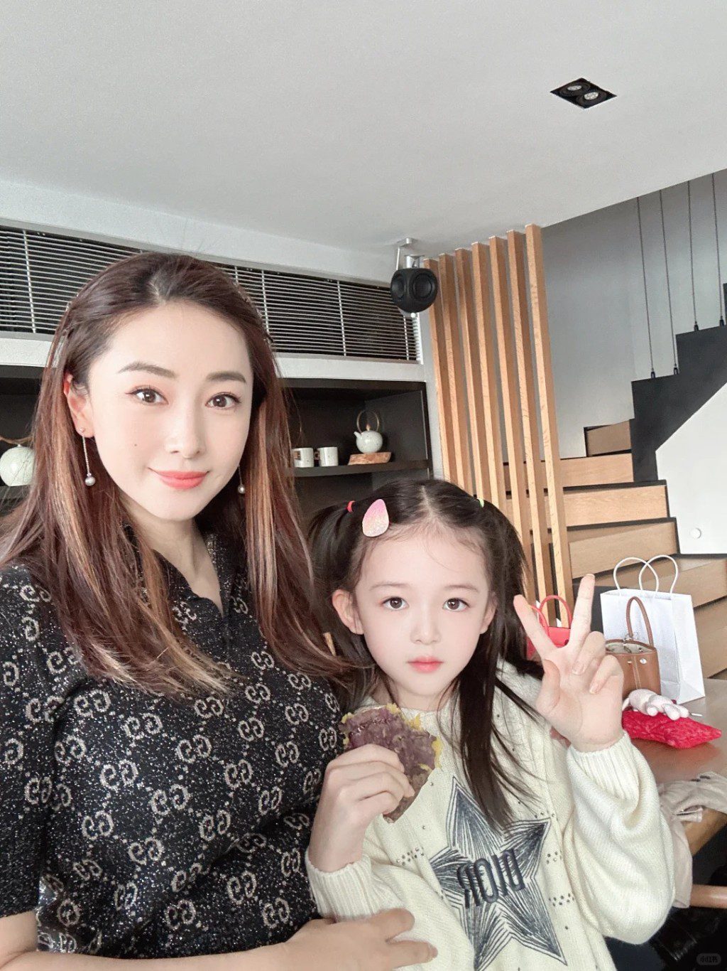 賈曉晨的長女樣貌與媽媽如同餅印,天生是個美人胚子。