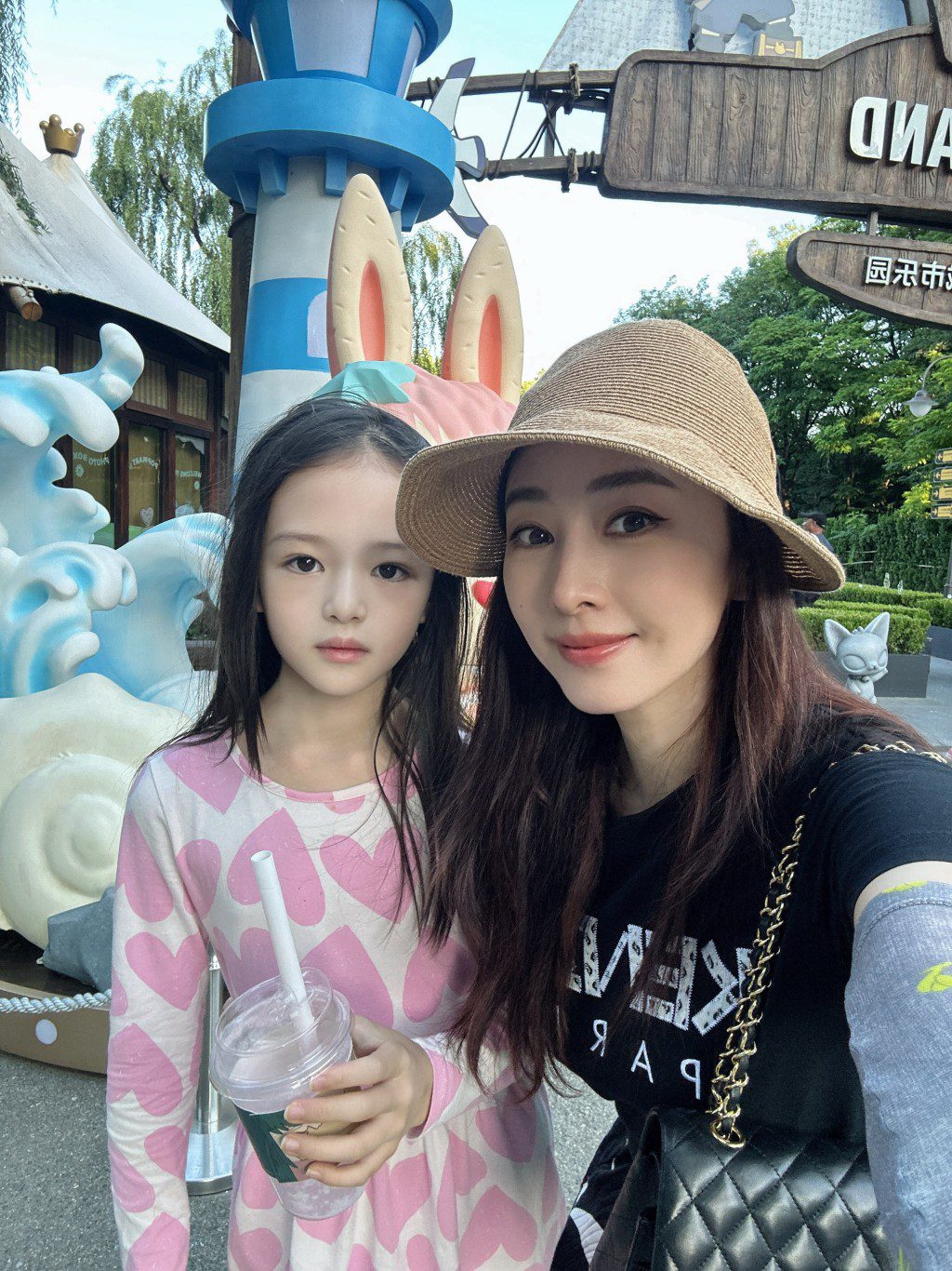 賈曉晨與大女「小飯兜」的母女自拍,可見女兒複製了媽媽的美貌。