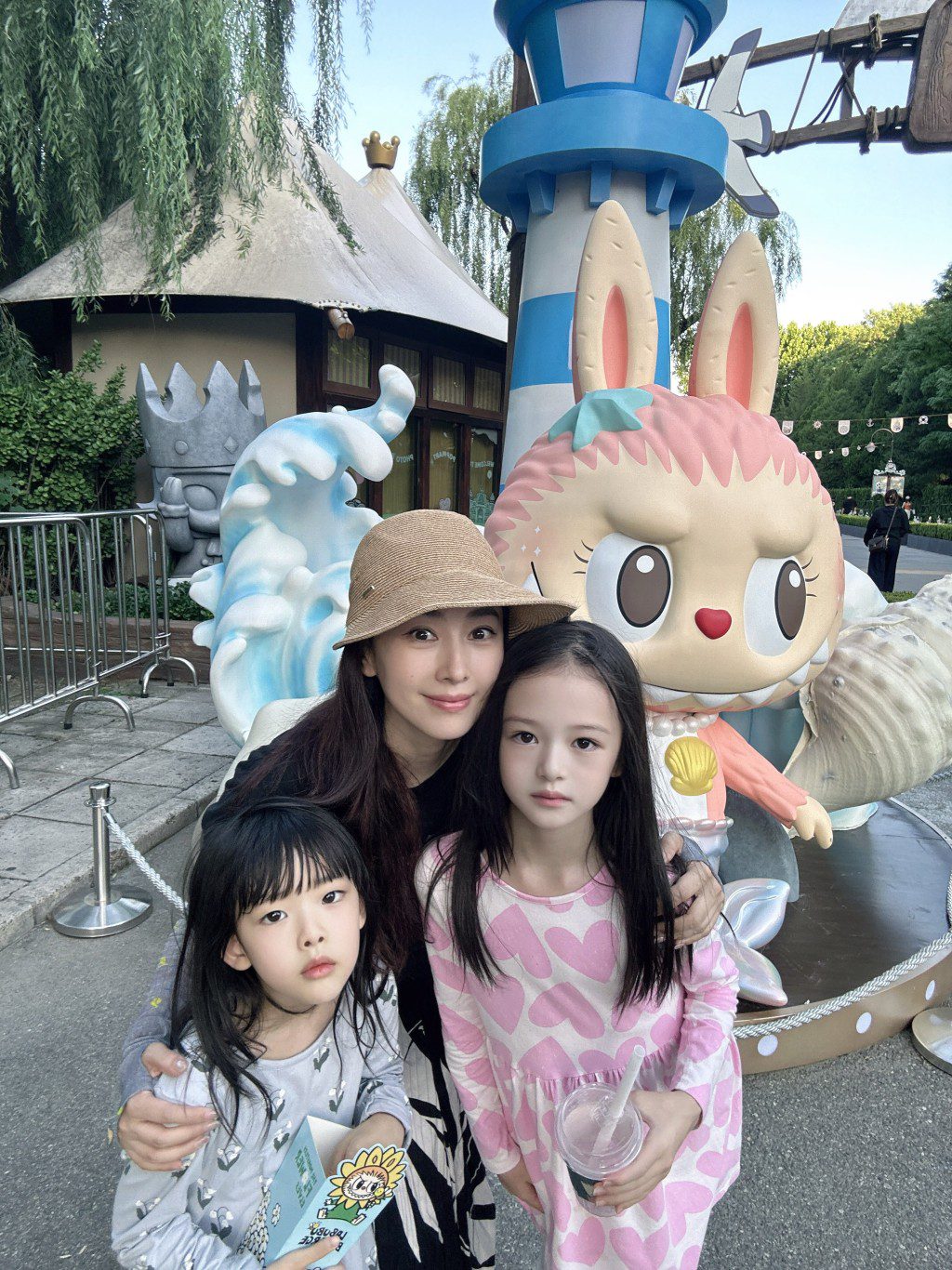 賈曉晨與三母女高顏值同框,大女「小飯兜」斯文漂亮,細女「小飯團」則全程專注於吃爆谷。