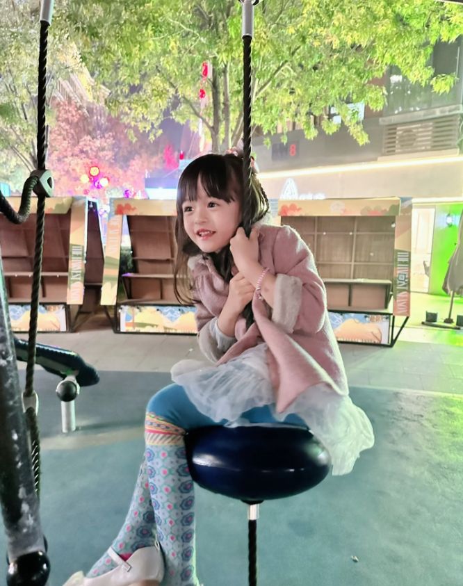 大女小飯兜五官精緻。