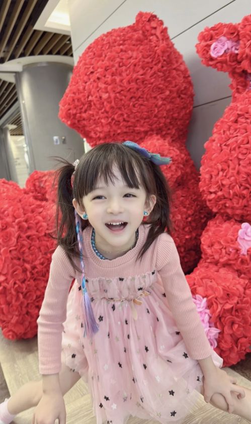 小飯兜長得像混血兒。
