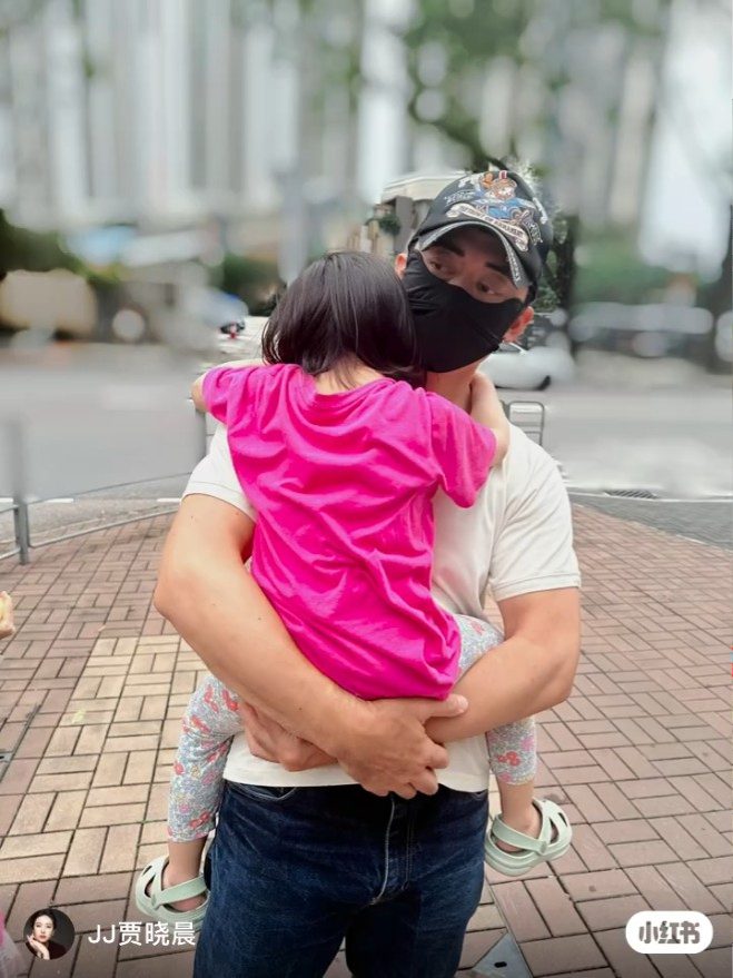 賈曉晨曾在小紅書上載影片,記錄細女「小飯團」迎接爸爸樊少皇回家的情景。