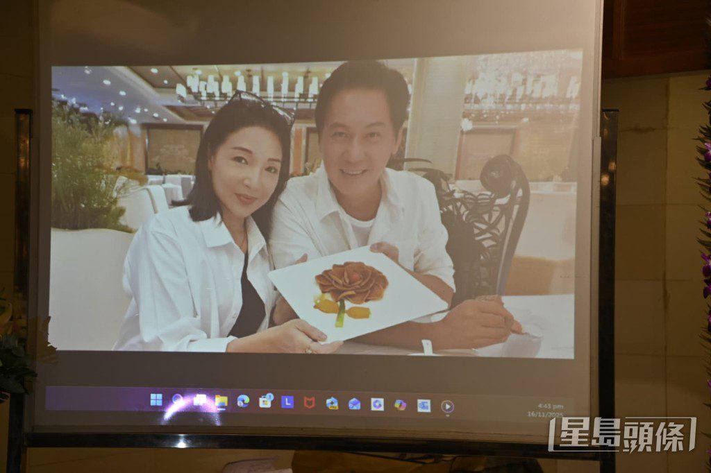 追思會現場投射出甄志強與太太方心媛的恩愛合影。