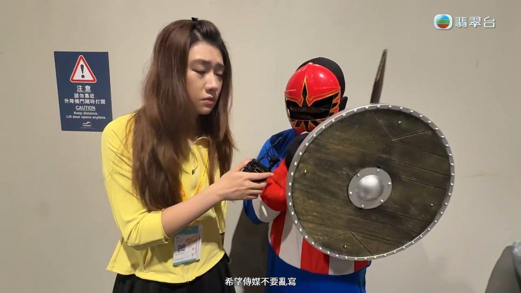 男子隔著面罩堅稱節目組「認錯人」,並要求傳媒不要亂寫。