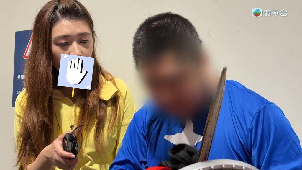 經主持人多番勸導,男子最終願意放下盾牌並當場揭開面罩。