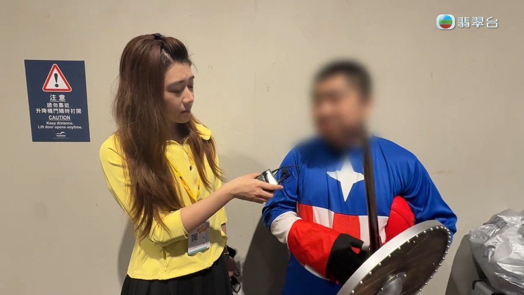 他對著鏡頭向所有受害女性道歉,承諾以後不會再犯。
