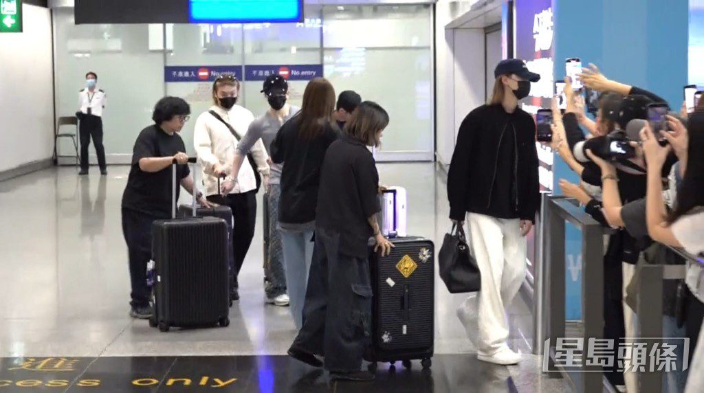 守候的鏡粉最終只見到Anson Lo、李駿傑及柳應廷三人。