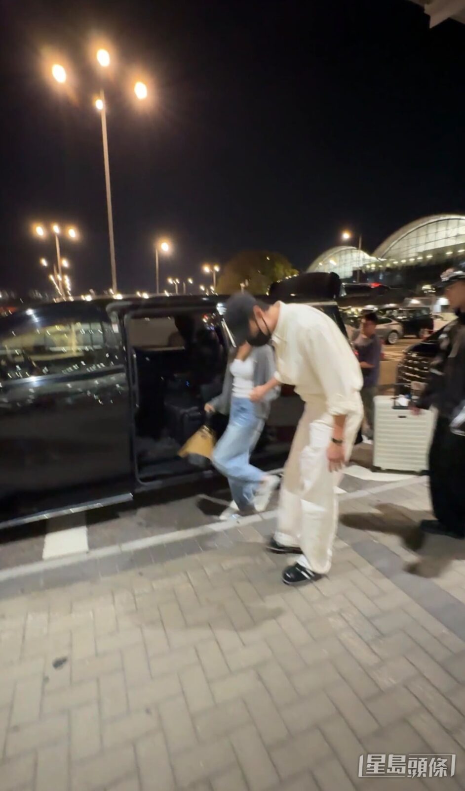 上車後,Stanley亦有向在場粉絲揮手道別,隨後兩人的七人車駛離機場。