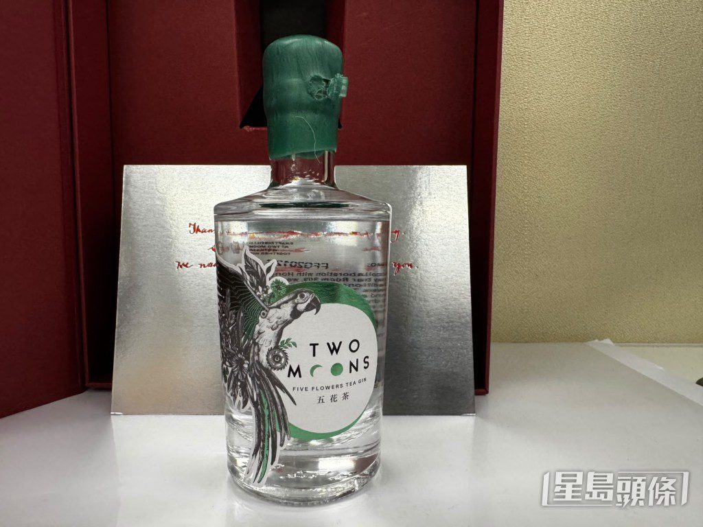這支「五花茶氈酒」連同感謝卡,成為別具心思的結婚回禮。