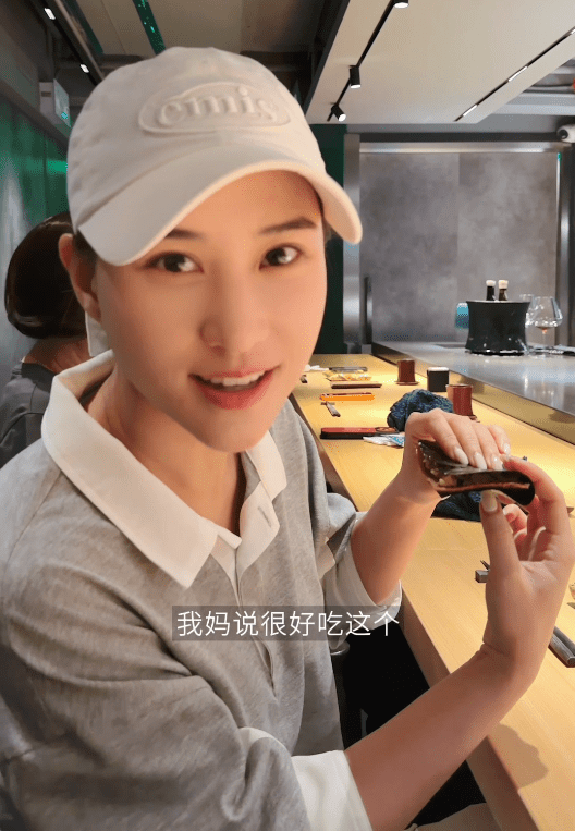 何超蓮顯得相當興奮。