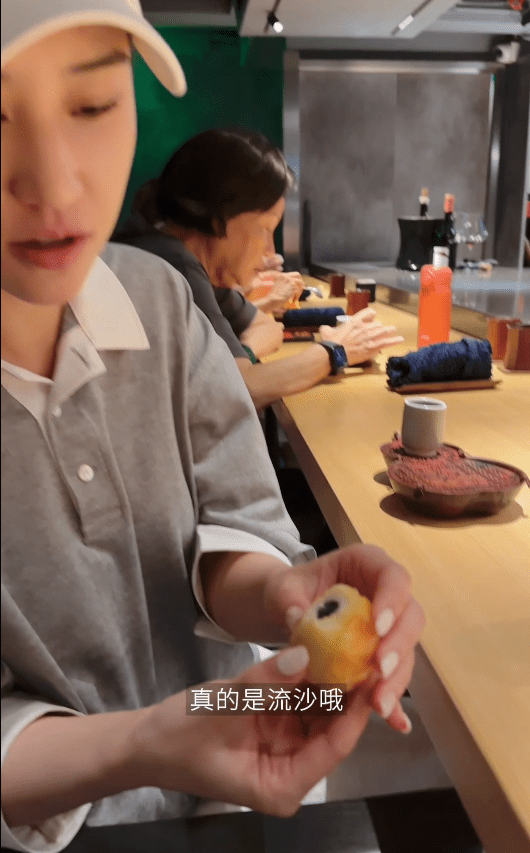 何超蓮仔細介紹菜式。