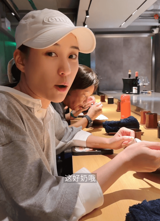 何超蓮與母親並排而坐，陳婉珍的名貴手鐲相當搶眼。