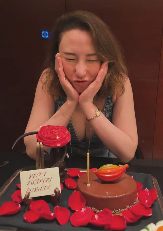 何超雲嘟嘴樣子可愛。