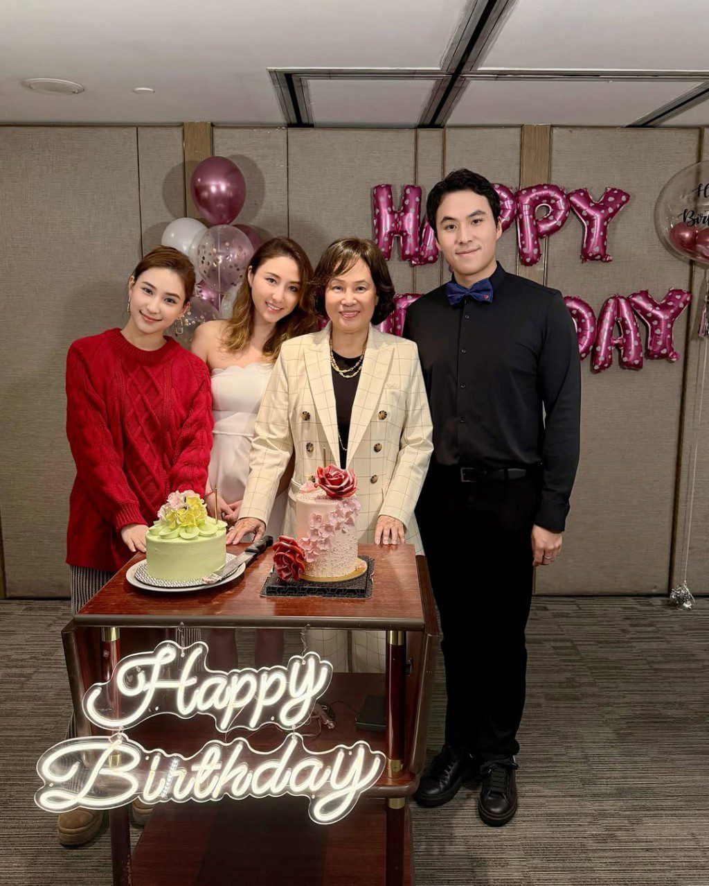 何超蓮、何猷啟、何超雲一同為母親慶祝生日。