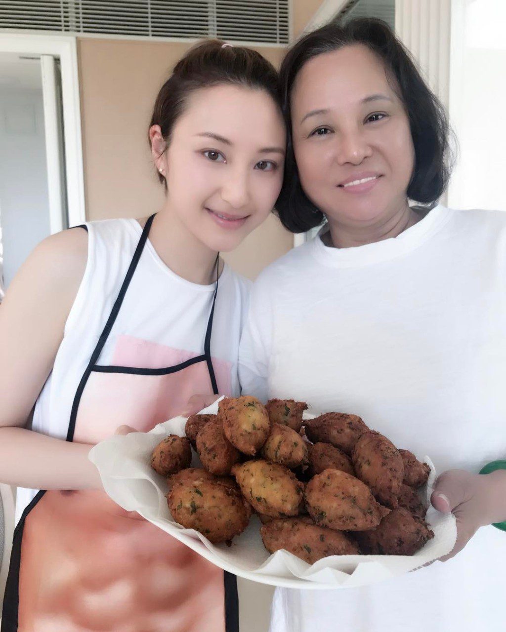 三太陳婉珍（右）私下打扮風格低調樸素。
