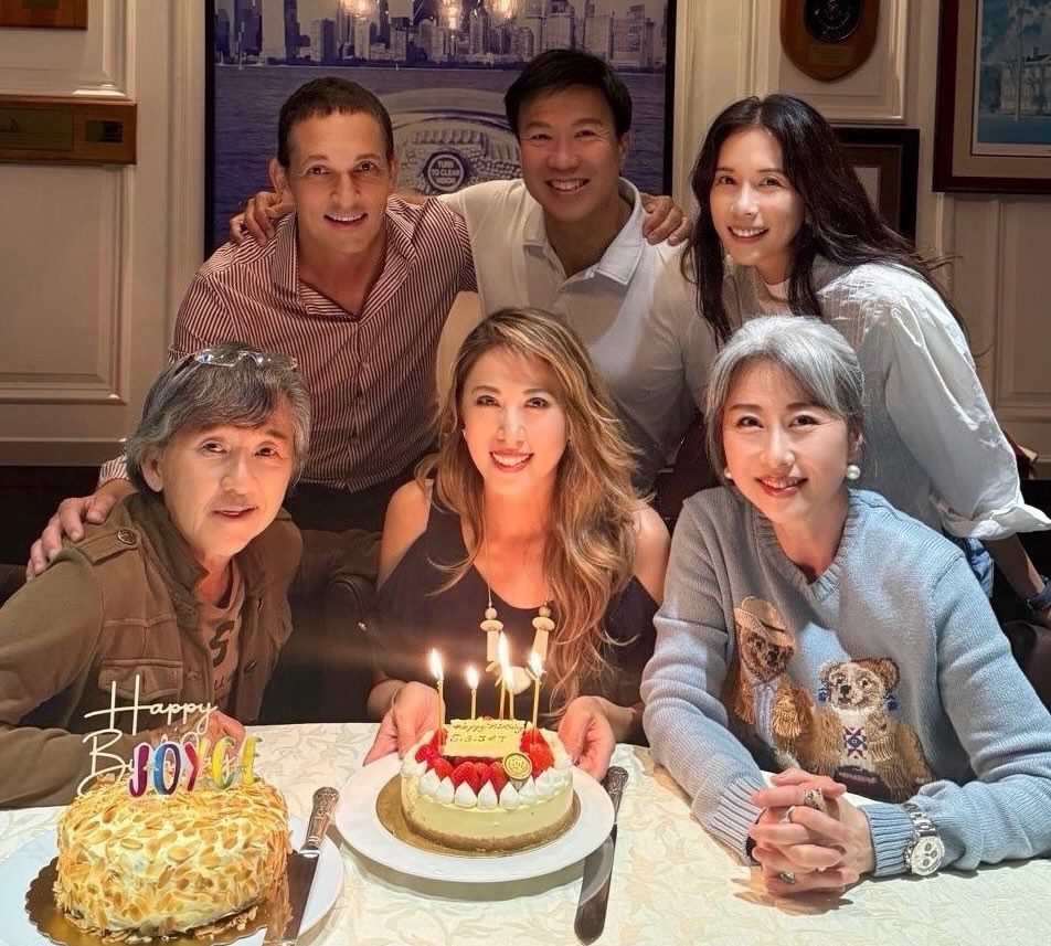 李樂詩近日迎來53歲生日,手持蛋糕與丈夫Ted Lee(後排中)、林子祥夫婦(前排左右)及莫文蔚夫婦(後排左右)拍下温馨大合照。