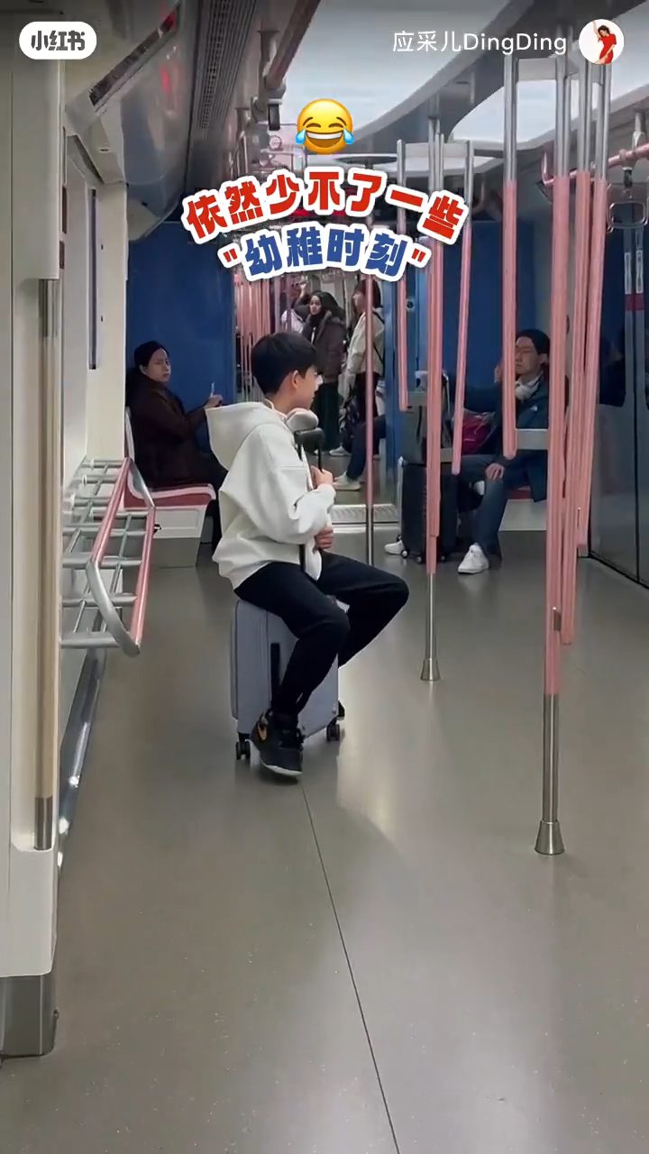 Jasper在車廂內用行李箱滑行，應采兒沒有阻止。