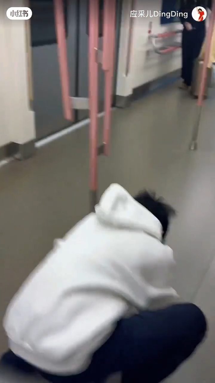 Jasper向前摔倒，幸好並無大礙。