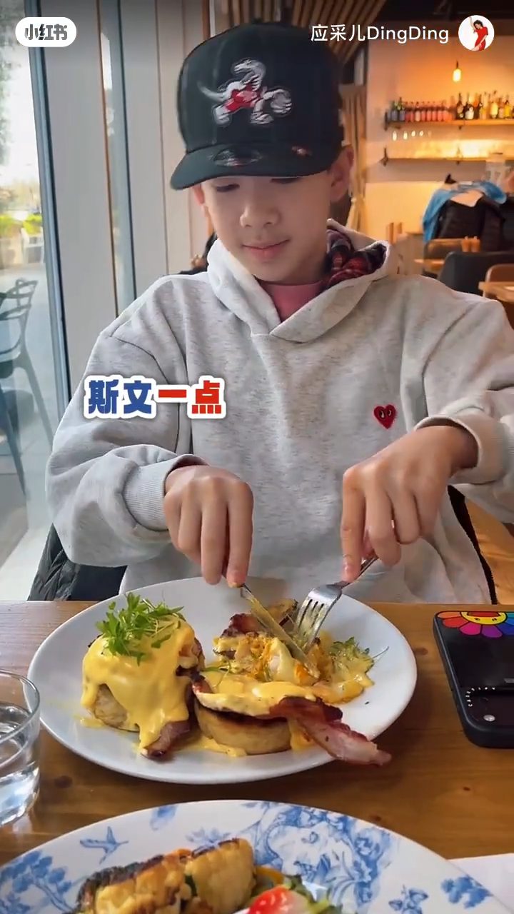 吃早餐時，應采兒提醒Jasper要吃得斯文些。