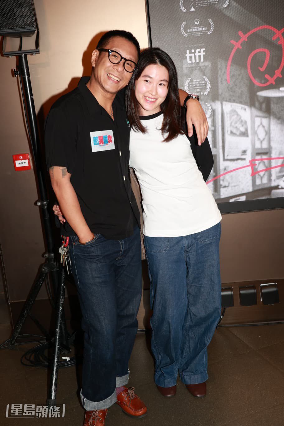 朱栢康與女友KiKi手拖手，展現甜蜜。