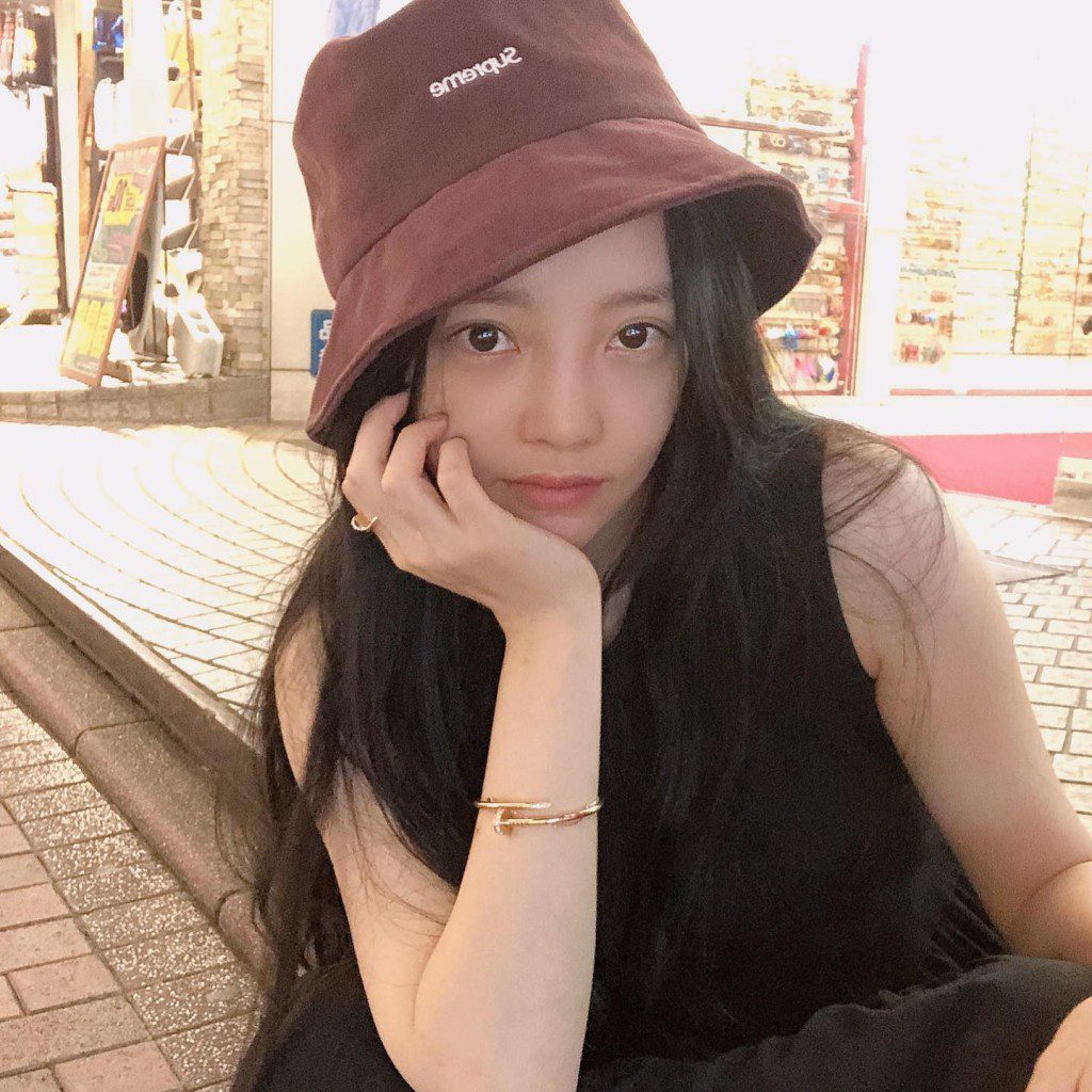片中首次披露已故女團KARA成員具荷拉成為破案的關鍵人物。