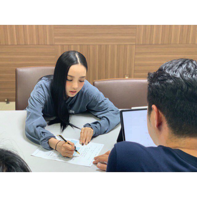 當時具荷拉主動聯絡並爆料:「他們手機裏面真的有很多不正常的東西。」