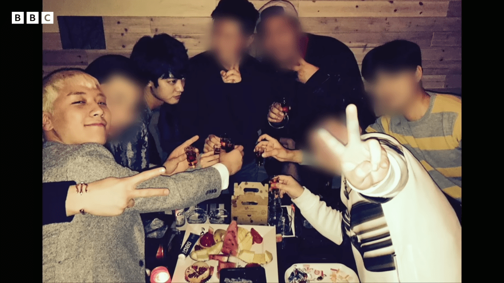 勝利(左)、鄭俊英(左二)及崔鍾訓的惡行在紀錄片中曝光。(《BBC》影片截圖)