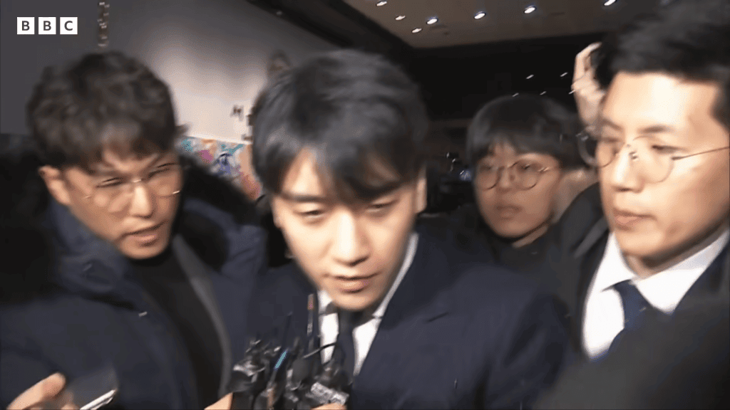 勝利於2018年底捲入Burning Sun事件後,2019年宣布退出演藝圈。(《BBC》影片截圖)