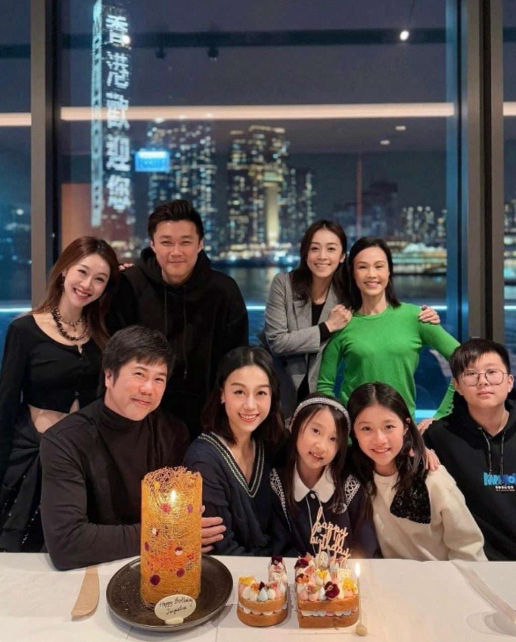 黃心穎36歲生日舉家慶祝,當時泥鯭罕有留長了頭髮。