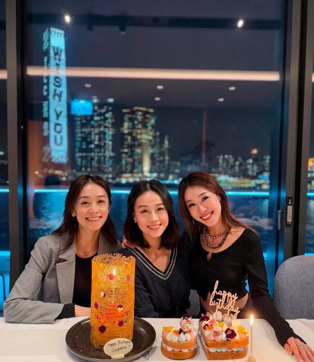 黃心穎36歲生日,與兩位家姐合照。