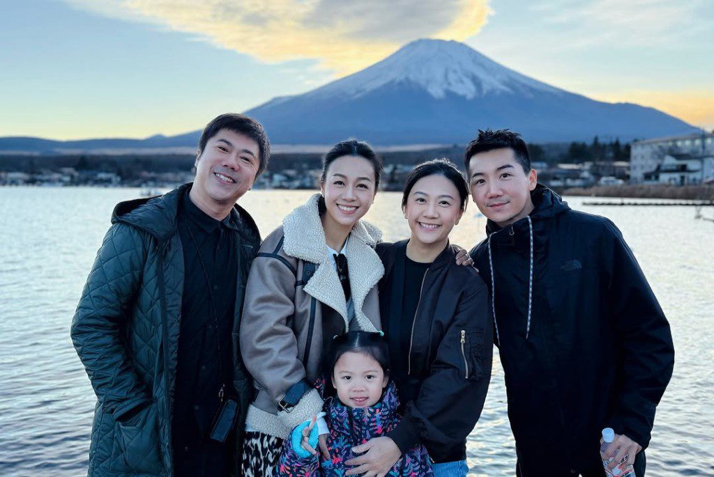 黃心穎與泥鯭早前與黃心慧一家同遊東京,並在富士山下留影。