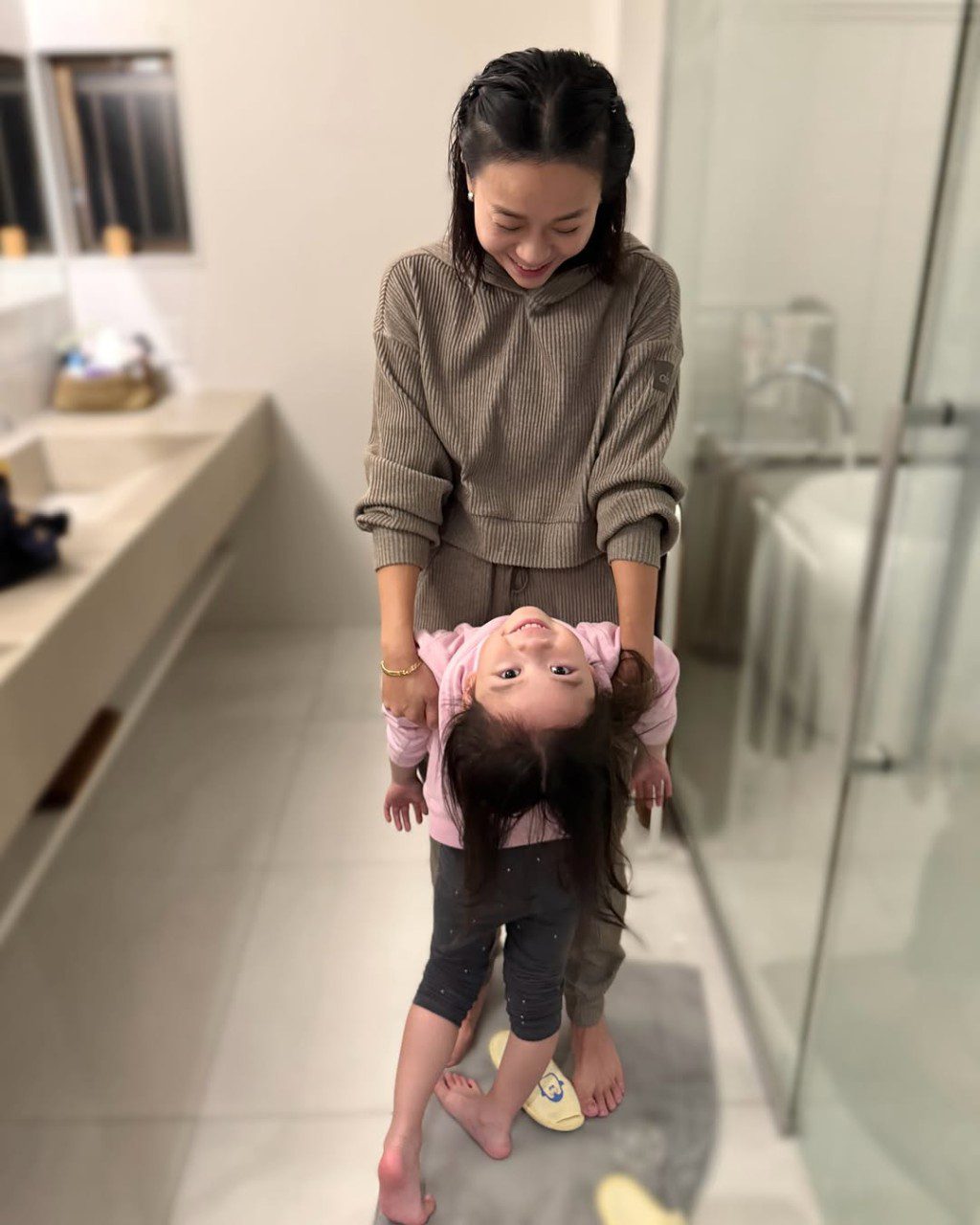 黃心穎亦分享單獨抱住姨甥女「豆豆」的合照,露出溫柔笑容。