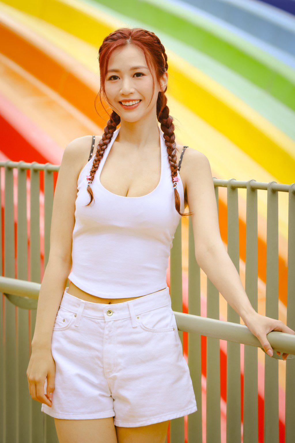 何沛珈(Roxanne)以貼身背心展現均勻身材。