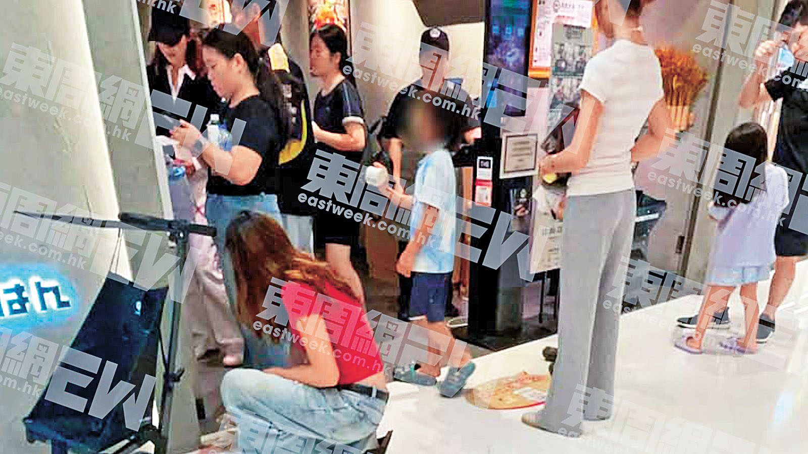 大女楚兒不小心倒瀉飲品，親自蹲低身抹地，十分有家教。《東周刊》圖片