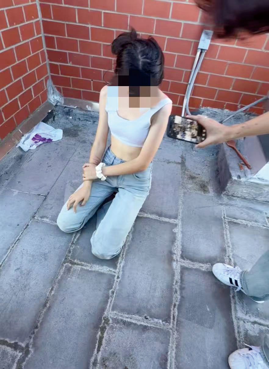 母親提供的影片畫面顯示,莉莉跪在天台地上,身上只剩內搭背心。影片截圖