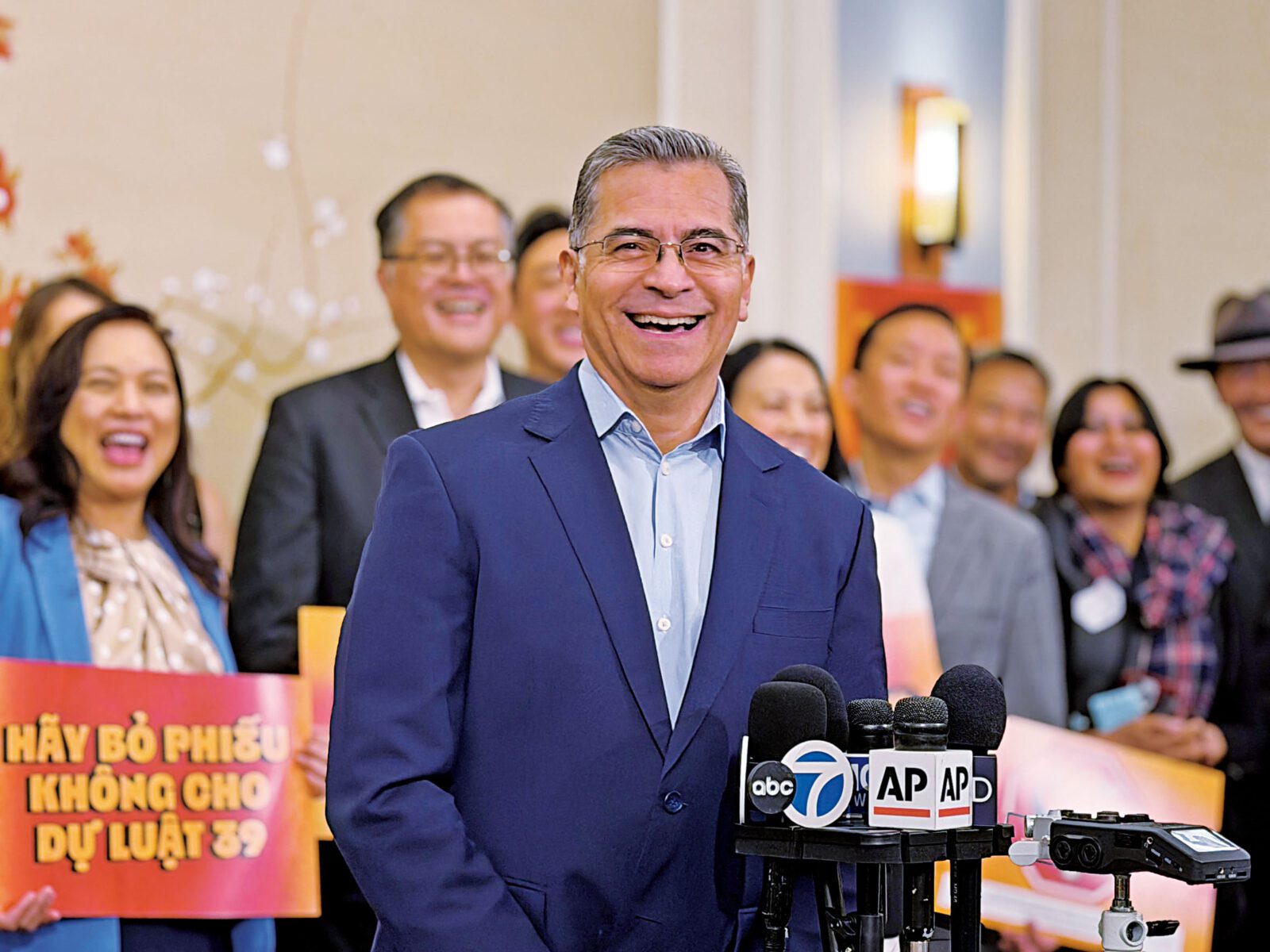 加州州長候選人貝塞拉與灣區多位亞太裔領袖齊聚,呼籲反對39號提案。記者蘇婕雅攝