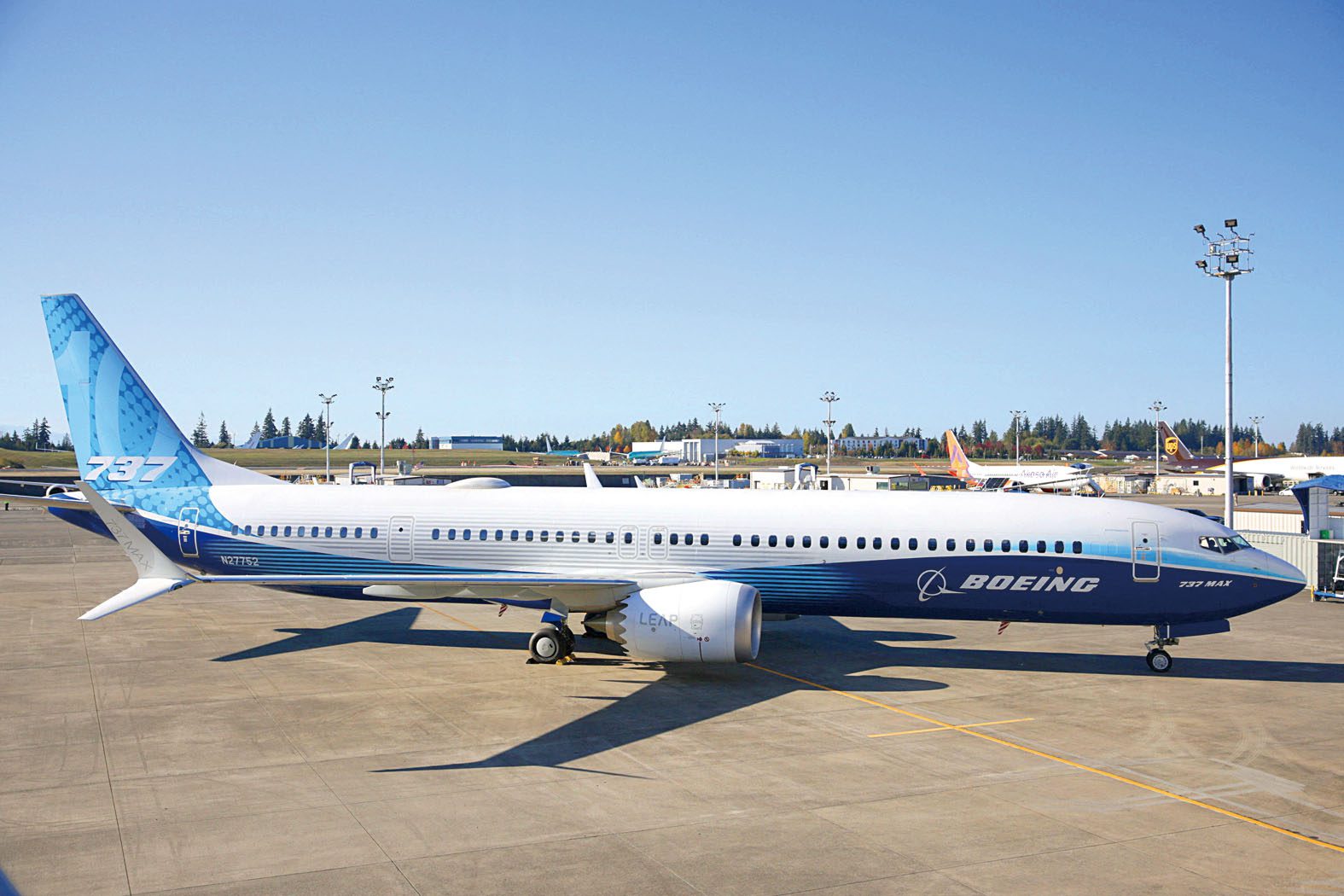 波音預計在2027年下半年之前不會大幅提高其最暢銷的737 Max飛機的產量。圖為一架波音737 MAX 10測試飛機停放在停機坪上。路透社