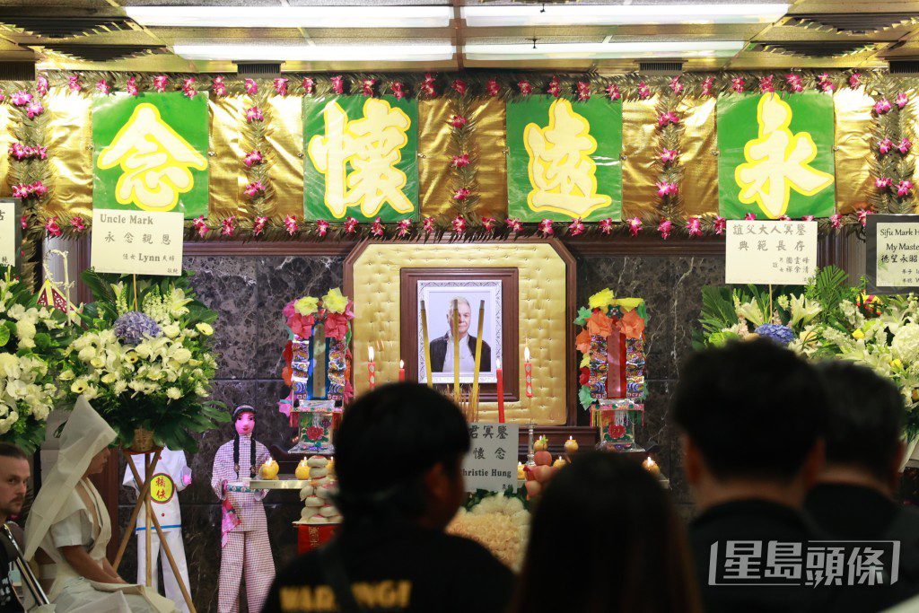 何麥的靈堂設於紅磡世界殯儀館,中央掛上「永遠懷念」橫匾,遺照選用其身穿唐裝衫的溫文相片。
