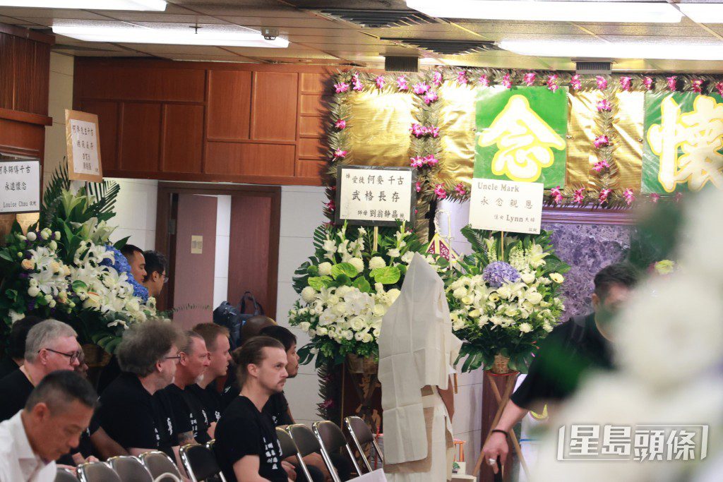 多位身穿印有「劉」字黑色T恤的同門師兄弟及外籍徒弟齊聚靈堂,送別何麥最後一程。