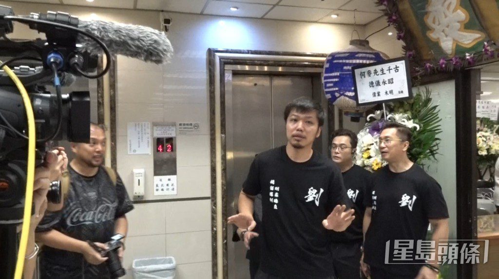 同門工作人員在靈堂外向傳媒表示,家屬希望喪禮低調進行,並婉拒受訪。