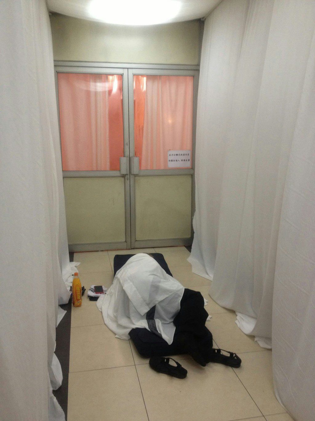 2013年劉家良因血癌併發症離世時,何麥主動肩負起為師傅守夜的重任。