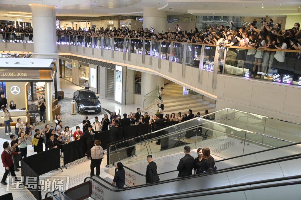 商場內人頭湧湧，場面熱鬧。